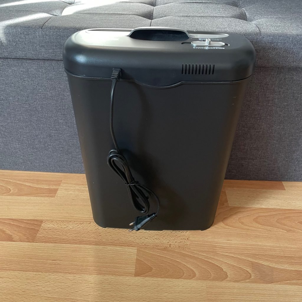 Amazon Basics Aktenvernichter Rückseite