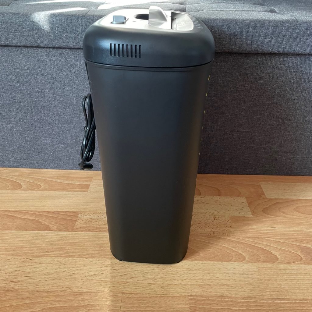 Amazon Basics Aktenvernichter seitlich