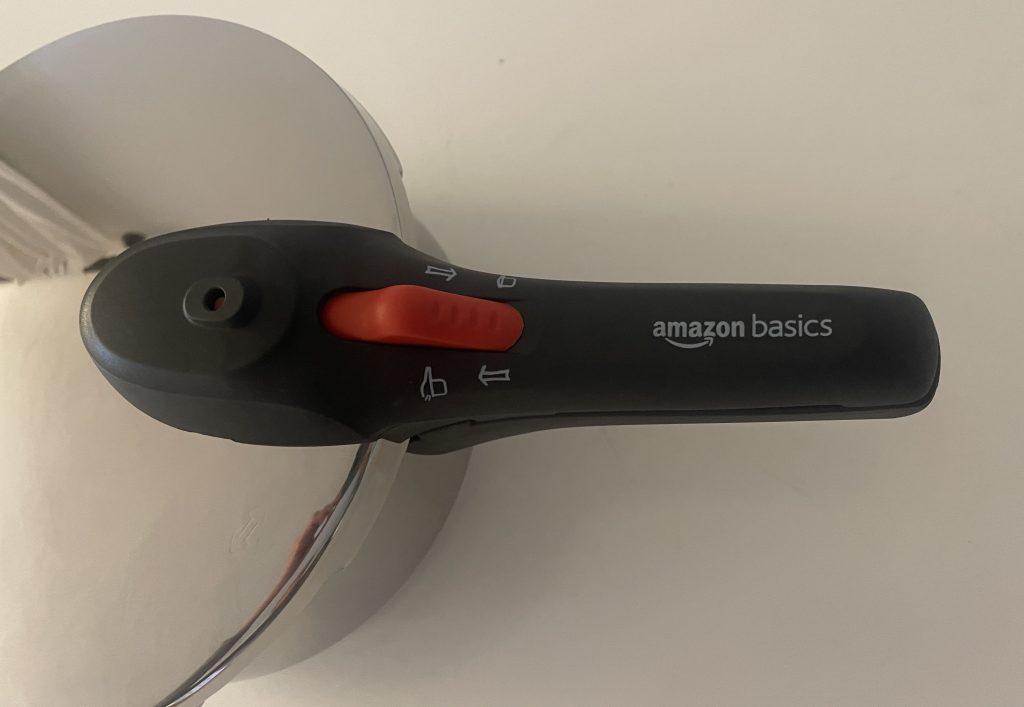 Amazon Basics Schnellkochtopf Nahaufnahme Griff mit Bedienelementen
