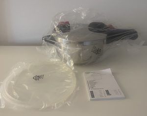 Amazon Basics Schnellkochtopf ausgepackt in Schutzfolie