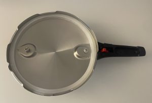Amazon Basics Schnellkochtopf Deckel von innen