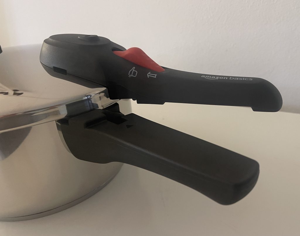 Amazon Basics Schnellkochtopf geöffneter Griff