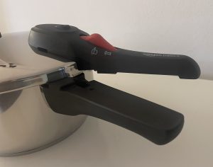 Amazon Basics Schnellkochtopf geöffneter Griff
