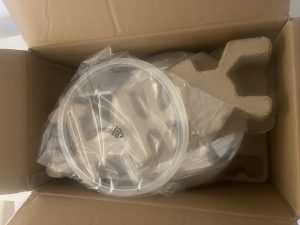 Amazon Basics Schnellkochtopf im geöffneten Karton