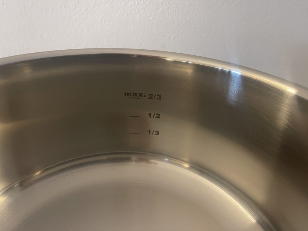 Amazon Basics Schnellkochtopf Skala im Topf