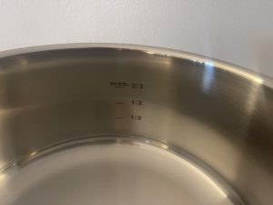 Amazon Basics Schnellkochtopf Skala im Topf