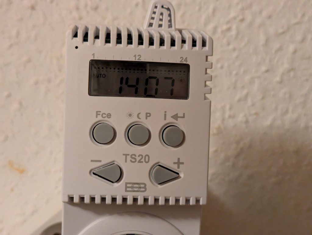Anzeiges des Thermostats TS20 der eVARMO suna basic Infrarotheizung
