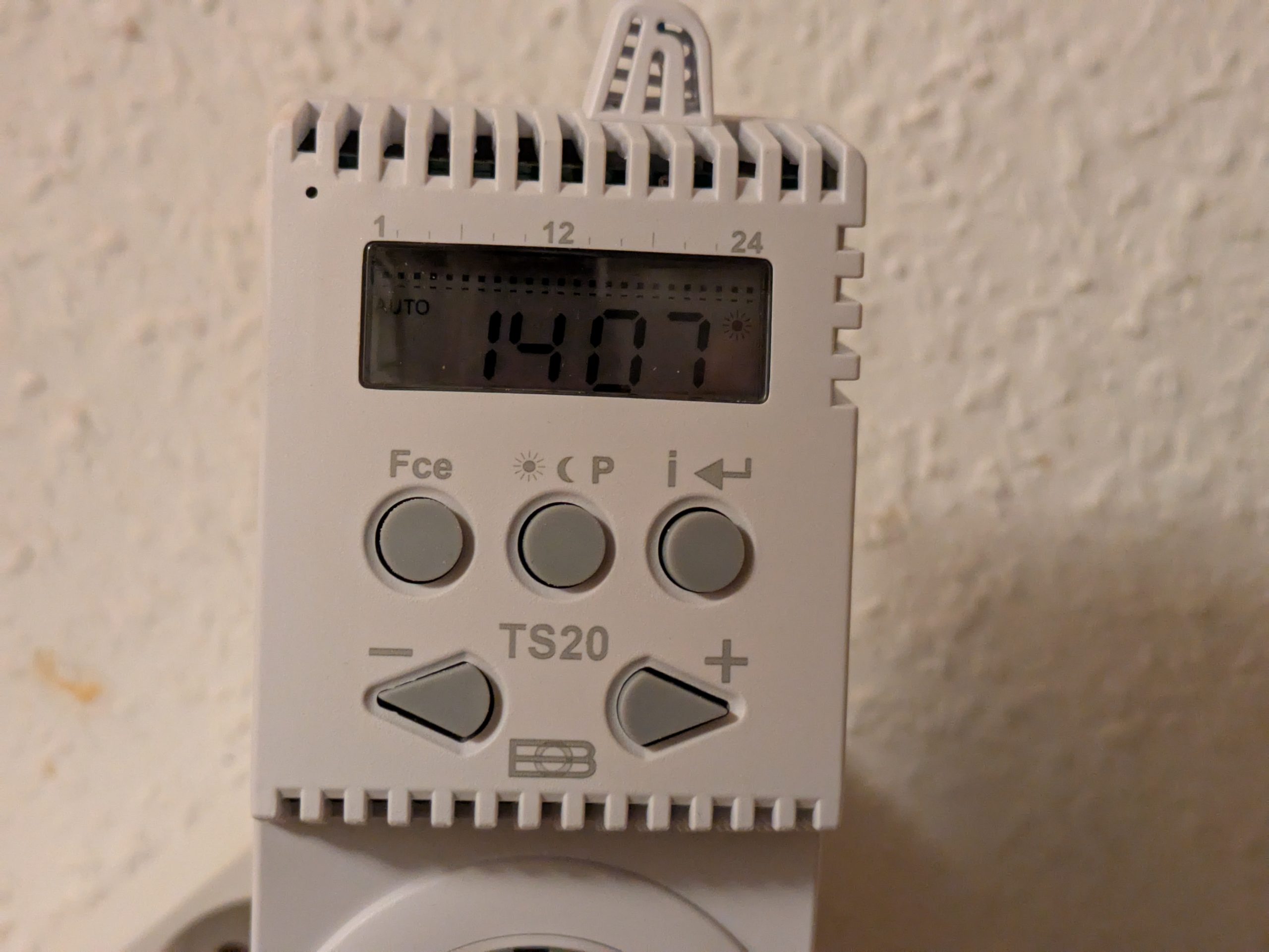 Anzeiges des Thermostats TS20 der eVARMO suna basic Infrarotheizung
