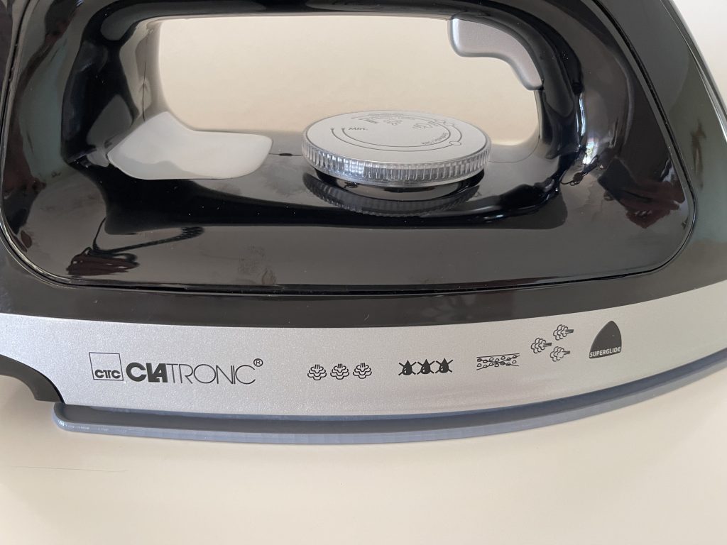 Clatronic® DBS 3749 Dampfbügelstation Nahaufnahme Bügeleisen