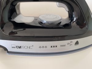 Clatronic® DBS 3749 Dampfbügelstation Nahaufnahme Bügeleisen