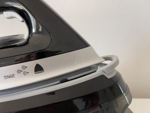Clatronic® DBS 3749 Dampfbügelstation Nahaufnahme deaktivierte Transportsicherung