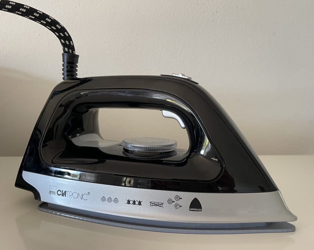 Clatronic® DBS 3749 Dampfbügelstation Seitenansicht Handstück