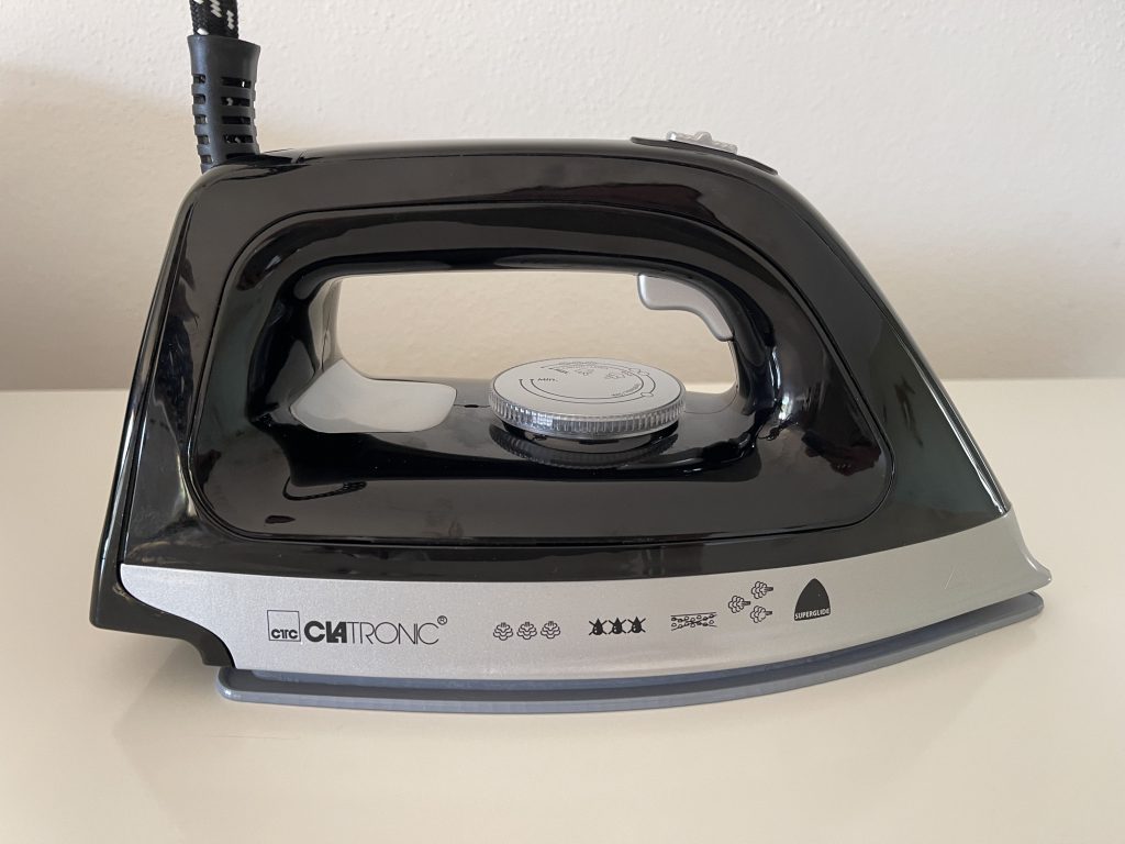Clatronic® DBS 3749 Dampfbügelstation Seitensicht Bügeleisen