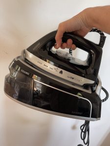 Clatronic® DBS 3749 Dampfbügelstation Transport über Griff am Handstück