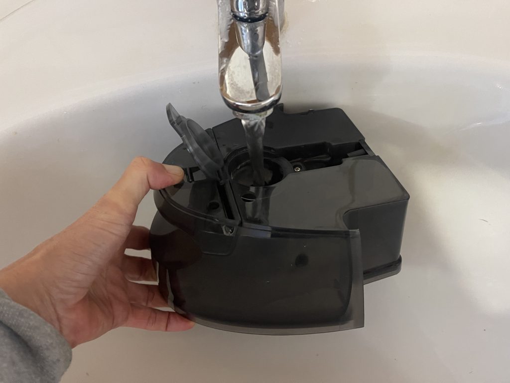 Clatronic® DBS 3749 Dampfbügelstation beim Befüllen des Wassertanks