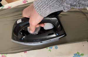 Clatronic® DBS 3749 Dampfbügelstation beim Bügeln