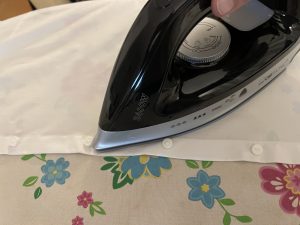 Clatronic® DBS 3749 Dampfbügelstation beim Bügeln einer Knopfleiste