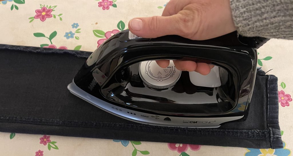 Clatronic® DBS 3749 Dampfbügelstation beim Bügeln von Jeans