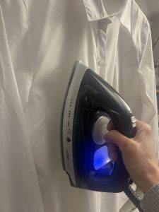 Clatronic® DBS 3749 Dampfbügelstation beim vertikalen Auffrischen