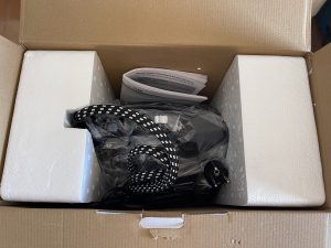Clatronic® DBS 3749 Dampfbügelstation imn geöffneten Karton von oben