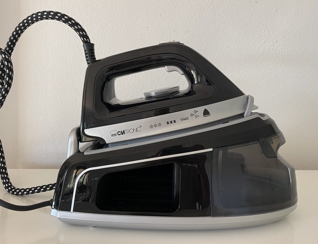 Clatronic® DBS 3749 Dampfbügelstation von der Seite