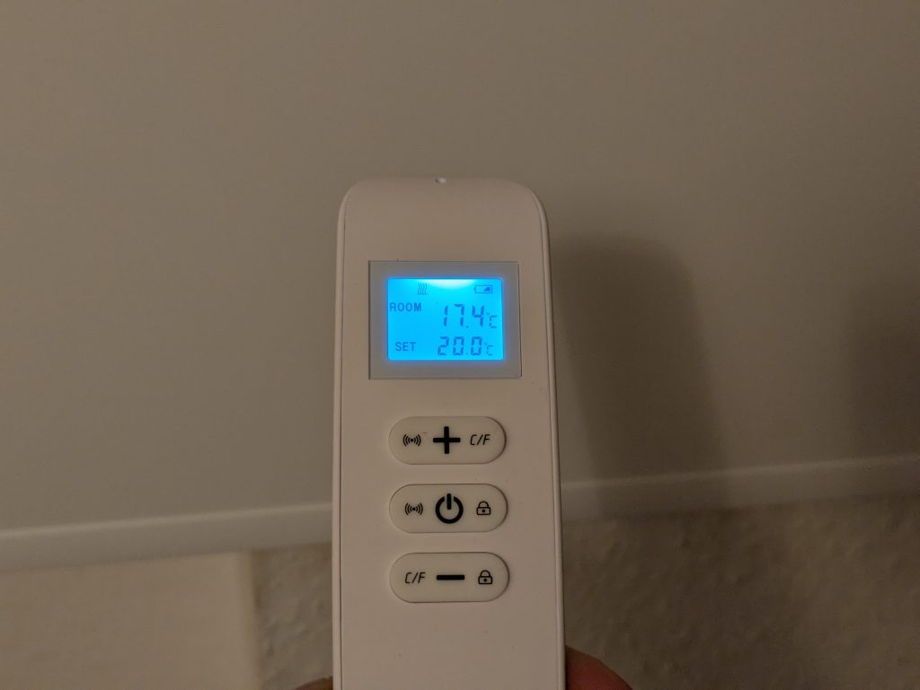 Fernbedienung der Beycold 900 Infrarotheizung in Benutzung