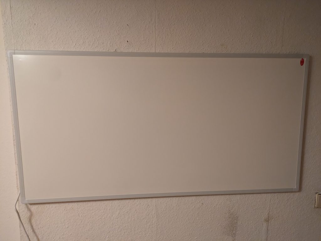 Heidenfeld HF-HP 100-3 Infrarotheizung aufgehangen