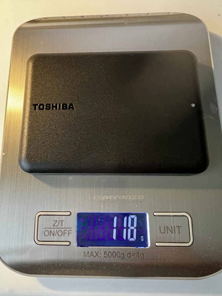 Toshiba Canvio Partner ‎HDTB510EK3AB externe Festplatte beim Wiegen