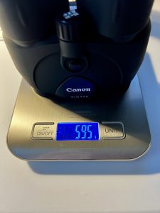 Canon 10x30 is II Fernglas auf der Waage