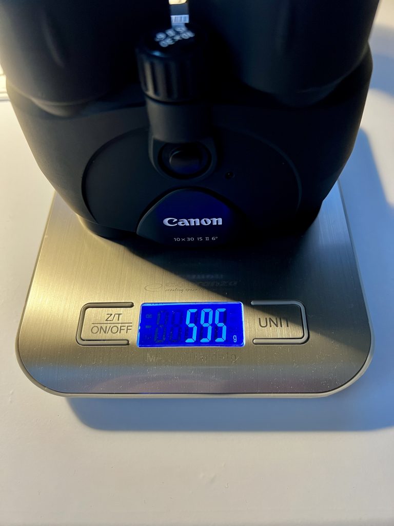Canon 10x30 is II Fernglas auf der Waage