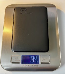WD Elements WDBU6Y0020BBK auf der Waage