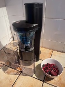 Panasonic MJ-L700KXE Slow-Juicer Vorbereitung für die Verarbeitung gefrorener Früchte