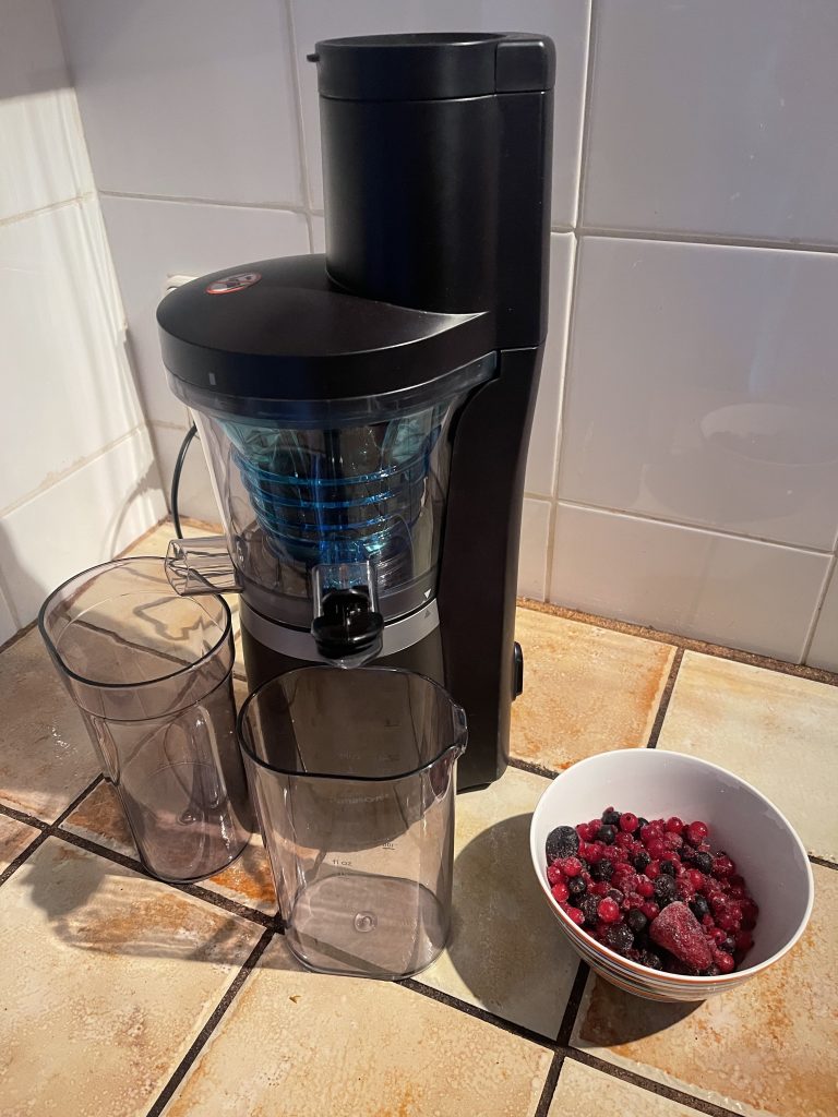 Panasonic MJ-L700KXE Slow-Juicer Vorbereitung für die Verarbeitung gefrorener Früchte