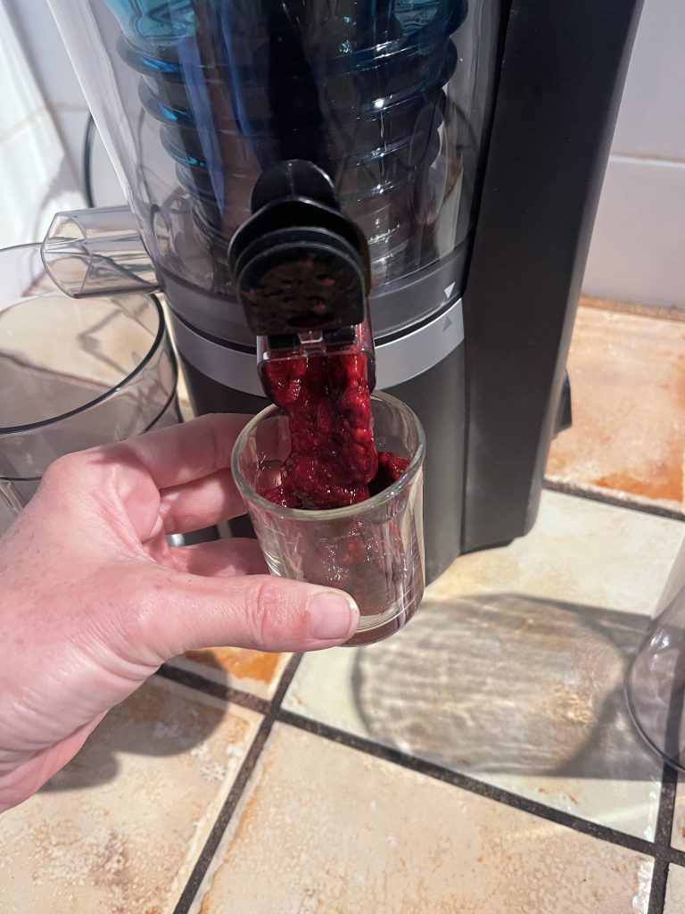 Panasonic MJ-L700KXE Slow-Juicer bei der Entnahme des Sorbets