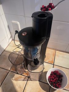 Panasonic MJ-L700KXE Slow-Juicer beim Einfüllen der angetauten Früchte