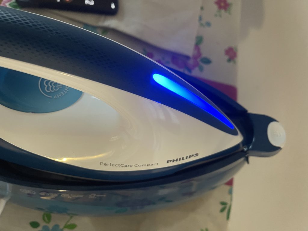 Philips PerfectCare Compact GC7844:20 Dampfbügelstation Leuchtsignal am Handstück