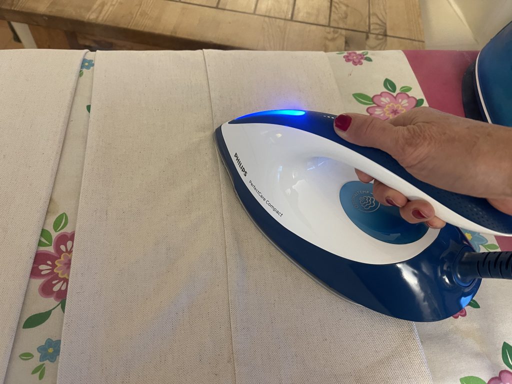 Philips PerfectCare Compact GC7844:20 Dampfbügelstation beim Bügeln einer Leinenhose