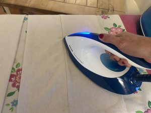 Philips PerfectCare Compact GC7844:20 Dampfbügelstation beim Bügeln einer Leinenhose