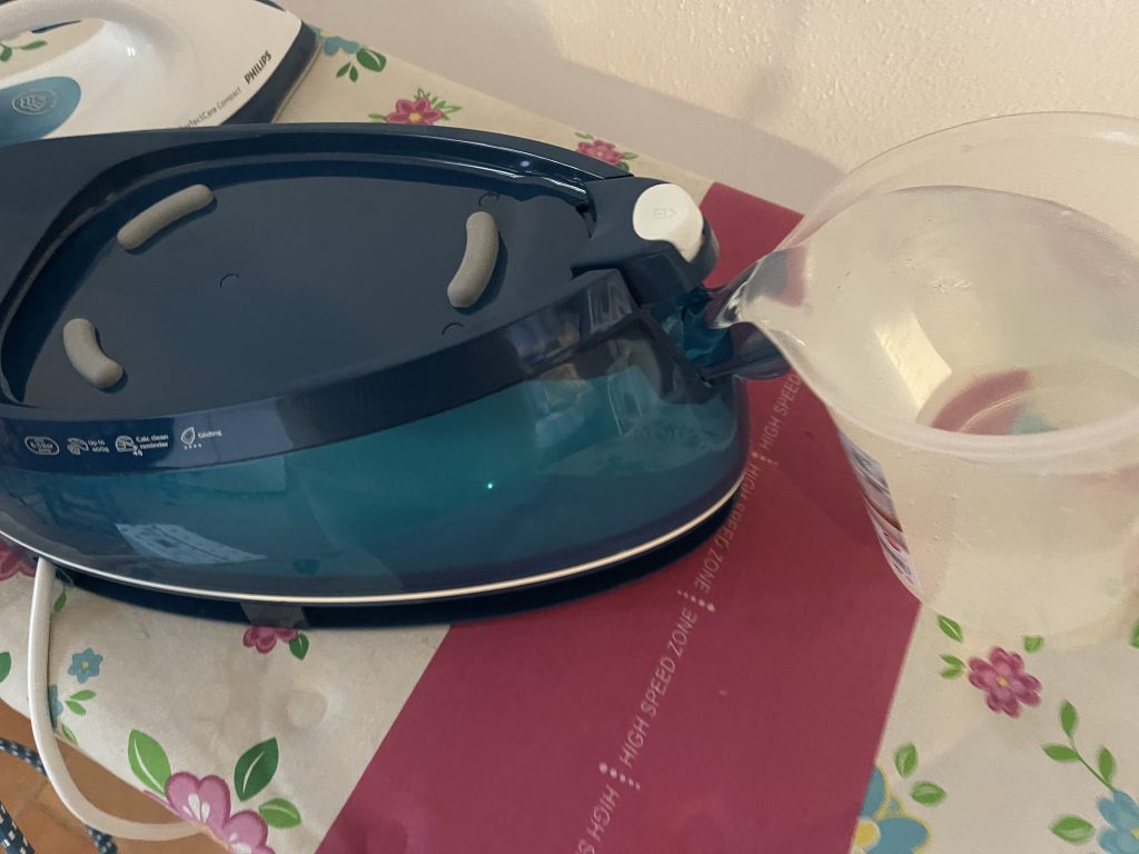 Philips PerfectCare Compact GC7844:20 Dampfbügelstation beim Einfüllen des Wassers
