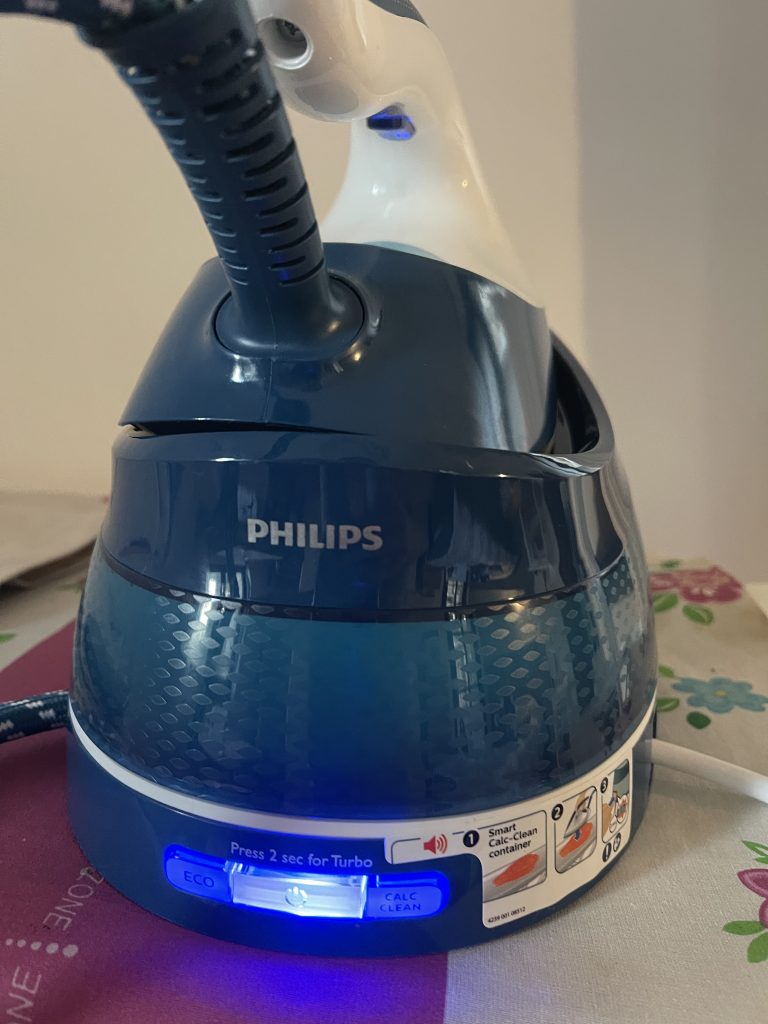 Philips PerfectCare Compact GC7844:20 Dampfbügelstation eingeschaltet