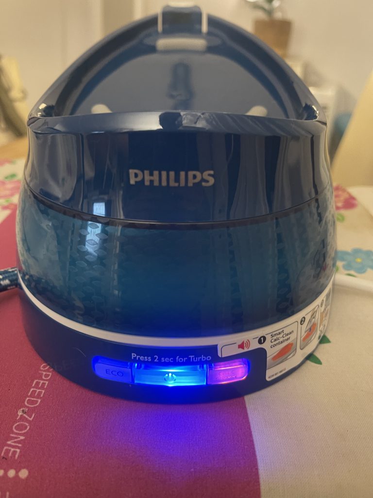 Philips PerfectCare Compact GC7844:20 Dampfbügelstation im Entkalkungsmodus mit roter Leuchte