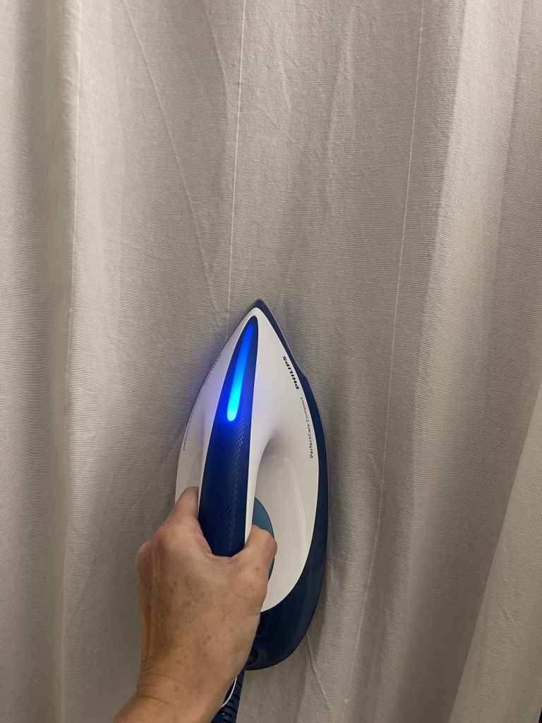 Philips PerfectCare Compact GC7844:20 Dampfbügelstation vertikales Bügeln einen Leinenvorhangs