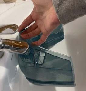 Rowenta Eco Steam Pro DG9610 Dampfbügelstation beim Befüllen des Wassertanks
