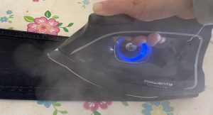 Rowenta Eco Steam Pro DG9610 Dampfbügelstation beim Bügeln von Jeans mit Dampf