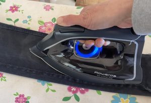 Rowenta Eco Steam Pro DG9610 Dampfbügelstation beim Bügeln von Jeans ohne Dampf