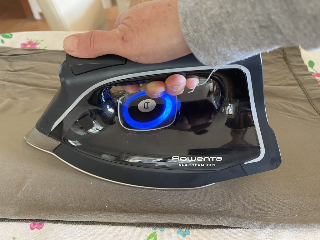 Rowenta Eco Steam Pro DG9610 Dampfbügelstation beim Bügeln von Viskosematerial