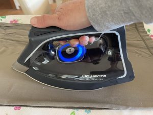 Rowenta Eco Steam Pro DG9610 Dampfbügelstation beim Bügeln von Viskosematerial
