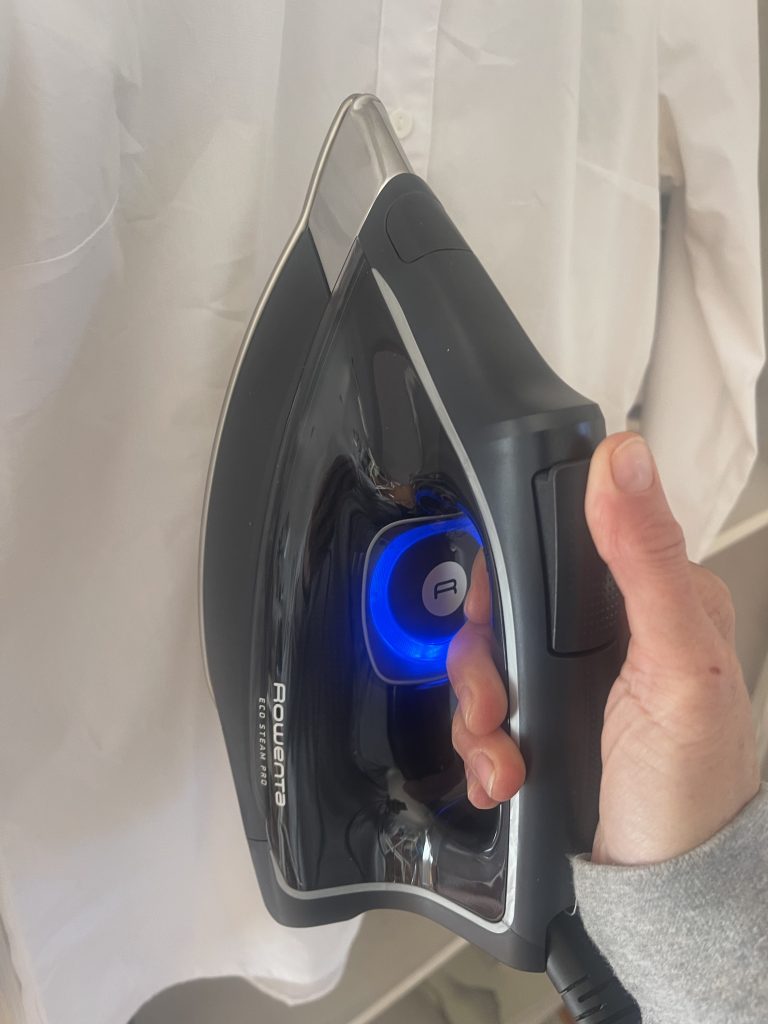 Rowenta Eco Steam Pro DG9610 Dampfbügelstation beim Vertikalbügeln