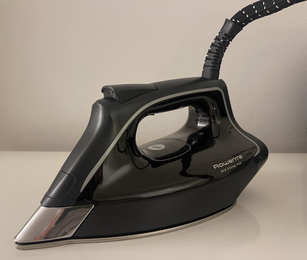 Rowenta Eco Steam Pro DG9610 Dampfbügelstation Schrägansicht Bügeleisen