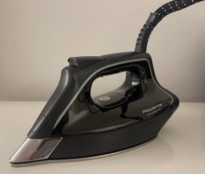 Rowenta Eco Steam Pro DG9610 Dampfbügelstation Schrägansicht Bügeleisen